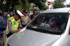 Terjaring Razia, Ibu Muda Tolak Keluar dari Mobil