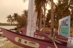Pemkab Tangerang-MNC Peduli Serahkan Perahu ke Nelayan Korban Tsunami