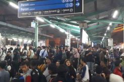 Tawuran Selesai, Penumpang Menumpuk di Stasiun Manggarai