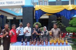 Bea Cukai dan Kejaksaan Tembilahan Musnahkan Miras Ilegal