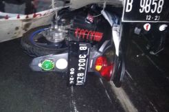 Sepeda Motor Ringsek Terlindas Truk Kontainer di Pluit