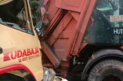 Truk Hebel Ringsek Tabrak Truk Sampah Dekat Gardu Tol Semanggi 2