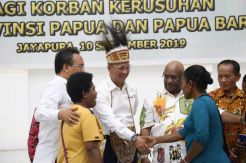 Menteri Sosial Salurkan...