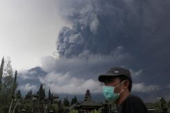 Nekat Mendaki Gunung Agung Siap-siap Didenda Rp1 Juta