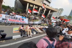 Ratusan Orang Pro Revisi UU KPK Unjuk Rasa di Depan Gedung KPK