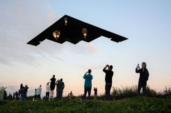 Bomber Siluman B-2 AS Terbang 18 Meter di Atas Kepala Warga Inggris