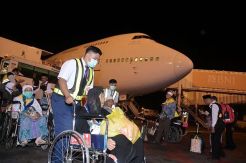 Tak Bisa Tembus Asap, Pesawat Jamaah Haji Asal Kalbar Mendarat di Soetta