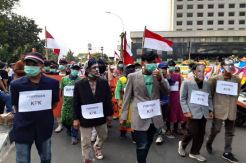 Sesalkan Sikap Pimpinan dan WP KPK, Massa Gelar Aksi Teatrikal
