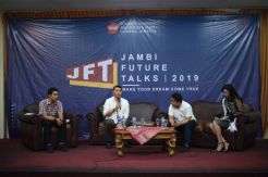 Di Gedung Djoeang 45,...