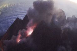 Semburan Awan Panas Merapi Meluncur ke Hulu Kali Gendol