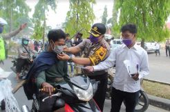 Kabut Asap Kian Tebal, Warga Suku Anak Dalam-Polisi Bagikan Masker