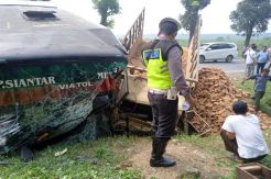Bus dan Truk Tabrakan di Jalan Medan-Pematangsiantar, Kedua Sopir Luka Parah