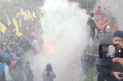 Gelar Aksi di KPK, Demonstran Bentrok dengan Polisi