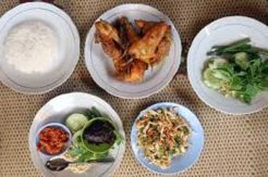 Gurihnya Ayam Goreng Mbah Karto Tembel