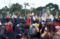 Berangkat Pakai Tiga Bus, Mahasiswa Jawa Barat Tiba di Gedung DPR