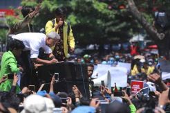 Robohkan Pagar DPRD Jateng, Mahasiswa Paksa Ganjar Tandatangani Pernyataan