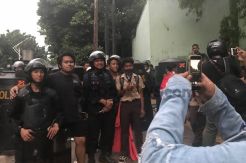 Kericuhan Reda, Pelajar STM Sempatkan Foto Bareng dengan Brimob