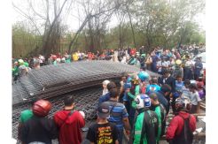 Tewaskan 2 Orang, Truk Bermuatan Besi Terguling Akibat Rem Blong