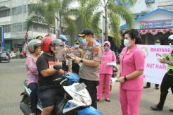 Kabut Asap, Kapolres Padangsidimpuan Bagikan 10.000 Masker