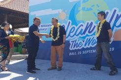 Suzuki Ajak Siswa SD Bersihkan Sampah Plastik di Pantai Kusamba