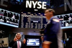 Wall Street Tergelincir di Tengah Serangan Upaya Pemakzulan Terhadap Trump