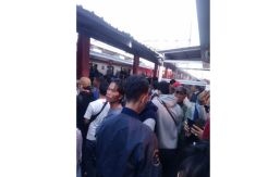 Imbas KA Tabrak Mobil di Perlintasan Depok, Pengguna KRL Menumpuk