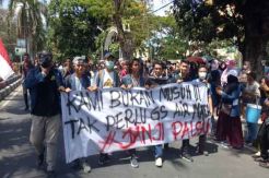 Ribuan Mahasiswa di Mataram Kembali Seruduk Gedung DPRD NTB