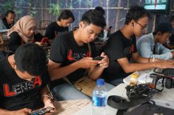 Ngotot ke Vietnam, Pecinta...