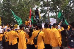 Ratusan Mahasiswa Untama Pangkalan Bun Geruduk Kantor DPRD Kobar