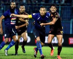 Kartu Merah Warnai Kemenangan Persipura dan Arema