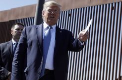 Trump Dilaporkan Pernah Usulkan Para Migran Ditembak di Kaki