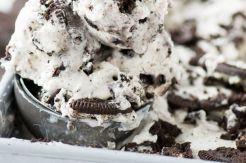 Begini Cara Membuat Es Krim Stroberi Oreo Sendiri di Rumah