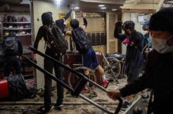 Kecam Penembakan oleh Polisi, Demonstran Hong Kong Mengamuk