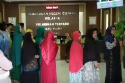Sidang Perempuan Bawa Anjing ke Masjid, PN Cibinong Digeruduk Ibu-Ibu