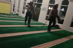 2 Oknum Polisi Masuk Masjid Pakai Sepatu Dihukum Disiplin 14 Hari