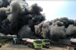 Pabrik Plastik di Mojokerto Terbakar, 2 Truk Tangki Hangus