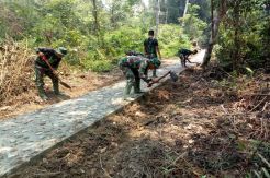 Personel TNI Timbun Jalan Setapak Menuju Sudung Warga Suku Anak Dalam