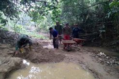 Kesulitan Material di Lokasi TMMD,  TNI dan Warga Cari Pasir Bersama