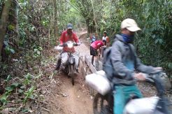 Lewati Jalan Sulit, Warga dan Anggota Satgas TMMD Bahu Membahu Bawa Material