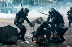 Pemimpin Hong Kong Buka Kemungkinan Intervensi Militer China