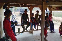Satgas TMMD Mengisi Waktu Rehat dengan Anjasana ke Rumah Warga
