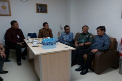 Besuk ke RSPAD, Mantan Menperin Doakan Wiranto Lekas Sembuh