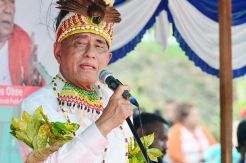 Dinilai Mengayomi, Suku Sentani Anugerahi Menhan Gelar Adat Wally
