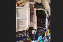 Sopir Ngantuk, Truk Sampah Dinas Lingkungan Hidup Kota Gorontalo Seruduk Rumah Warga