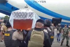 Warga Arak Jenazah Korban...