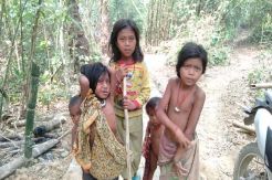 Bocah Suku Anak Dalam Ini Asyik Bermain di Jalan Setapak Hasil TMMD