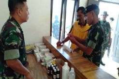 Personel TNI Ini Dampingi Warga Berobat ke Tim Kesehatan TMMD