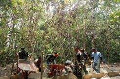 Sembari Nikmati Keindahan Alam, TNI dan Warga Lakukan Pengecoran Jalan