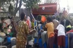 Kekeringan Belum Berakhir, Warga Kuningan Berebut Air Bersih