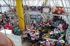 Warga Batam Antusias Kunjungi KRI Bima Suci-945
